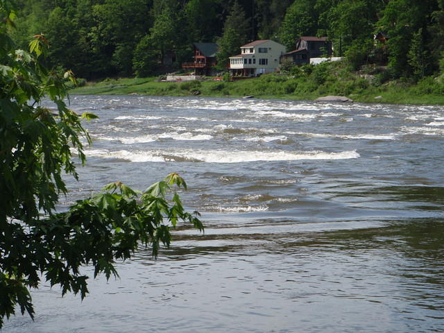 2009_0530PeekAtTheRapids.jpg