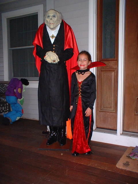 2004 1031 EmmaWithACreepyGuy